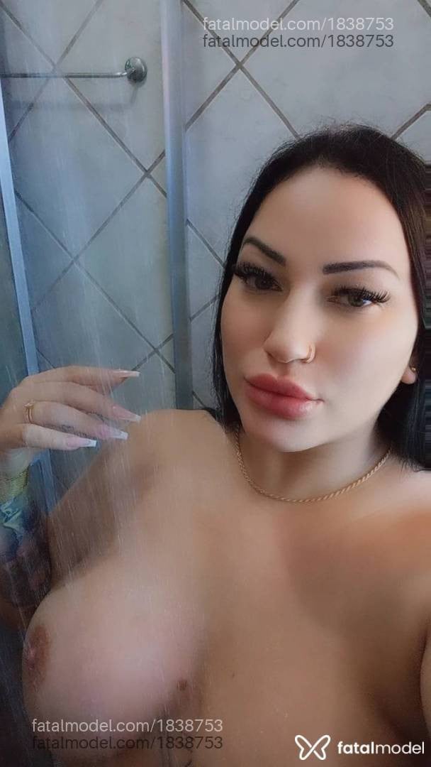 Acompanhante mulher morena (o) de olhos verdes - Scarlett