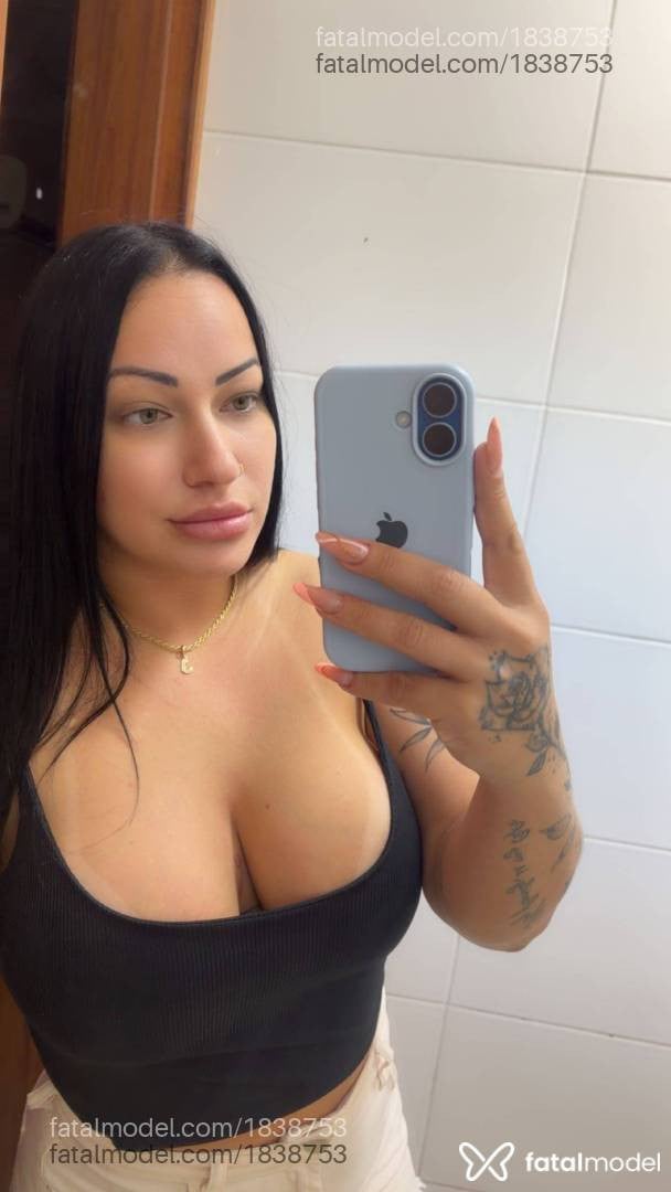 Acompanhante mulher morena (o) de olhos verdes - Scarlett