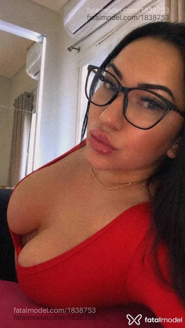 Acompanhante mulher morena (o) de olhos verdes - Scarlett