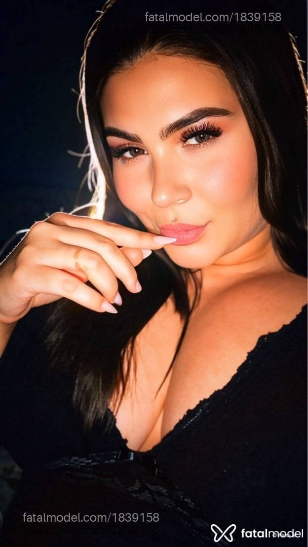 Acompanhante mulher com cabelo castanho de olhos castanhos - Lara Duarte