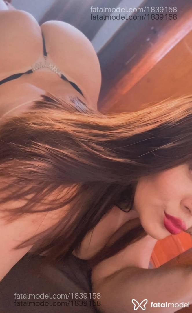 Acompanhante mulher com cabelo castanho de olhos castanhos - Lara Duarte