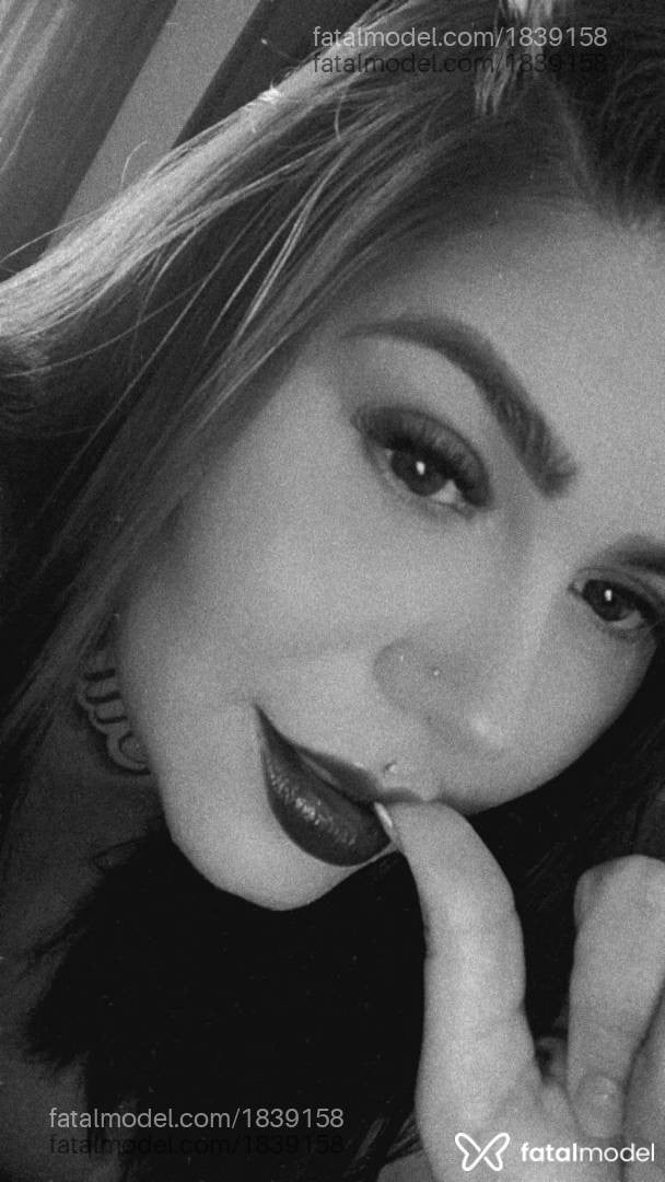 Acompanhante mulher com cabelo castanho de olhos castanhos - Lara Duarte