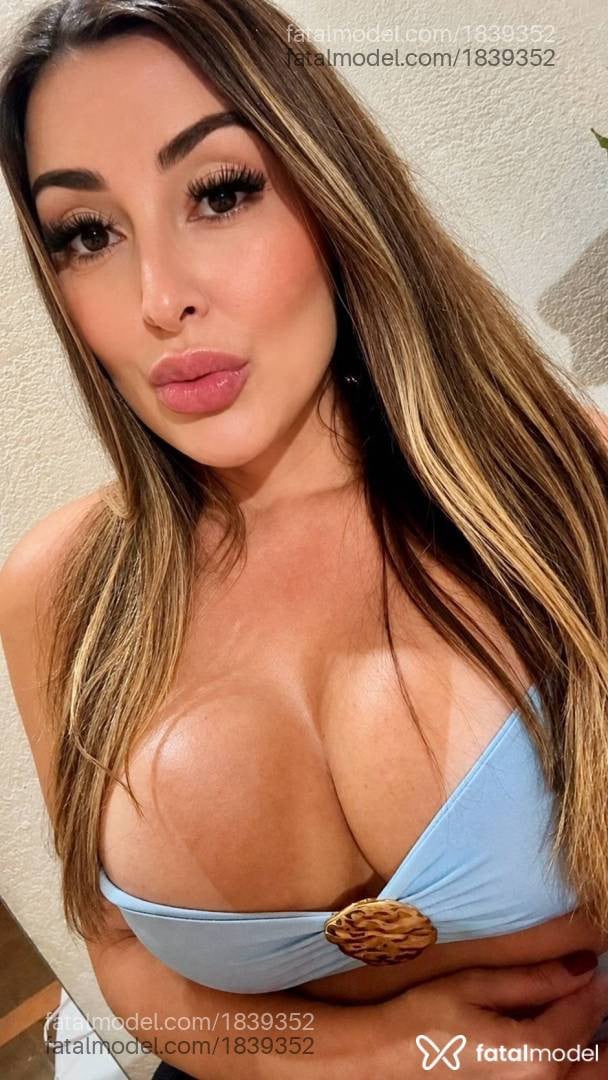 Acompanhante mulher com cabelo castanho de olhos castanhos - Rebeca Ribeiro
