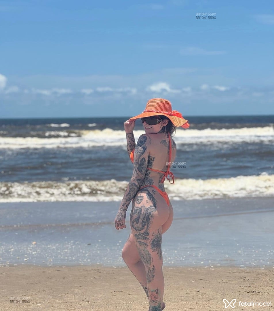 Acompanhante mulher loira (o) de olhos azuis - Sabrina Tattooed