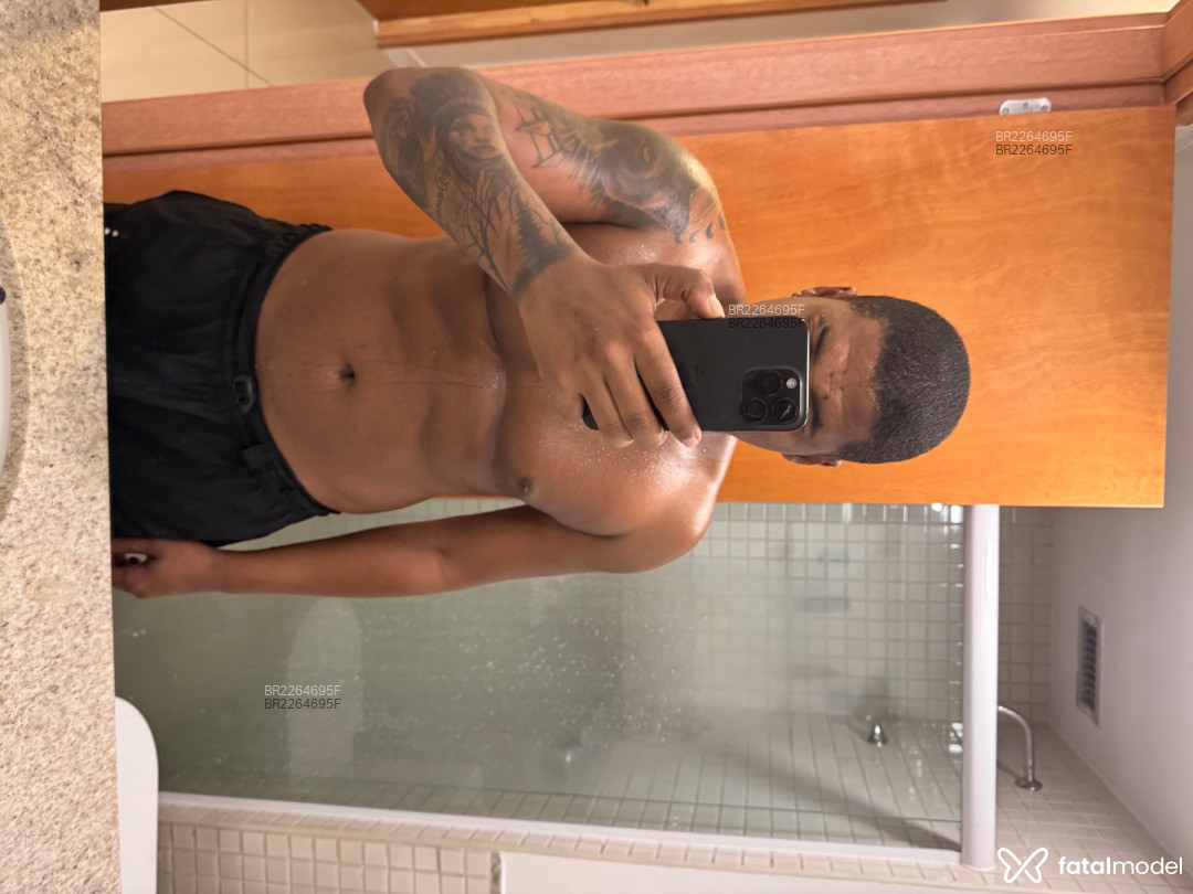 Acompanhante homem sem cabelo de olhos castanhos em Volta Redonda - Luigi