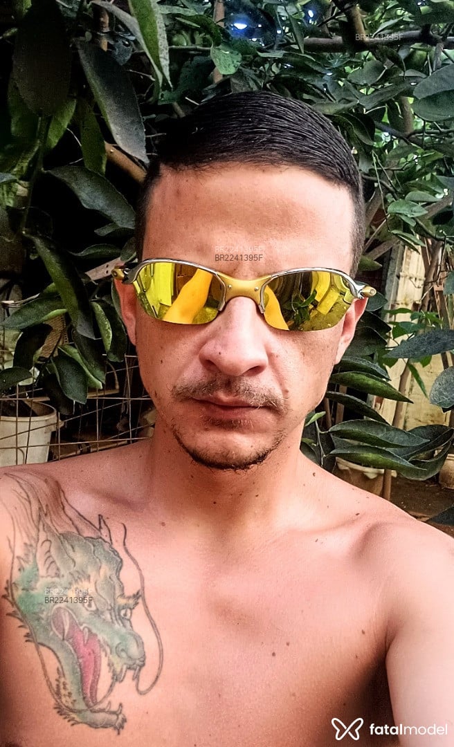 Acompanhante homem com cabelo castanho de olhos verdes - Brayan Acompanhante homem com cabelo castanho de olhos verdes - Brayan