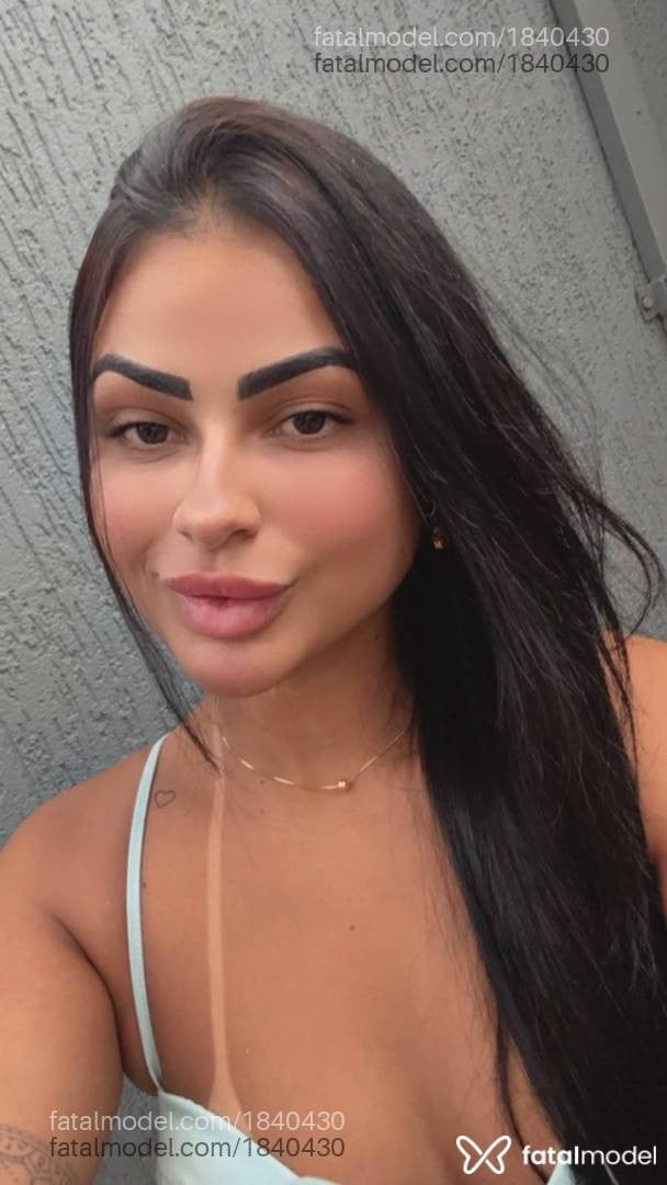 Acompanhante mulher com cabelo castanho de olhos castanhos em Patrocínio - Zoe