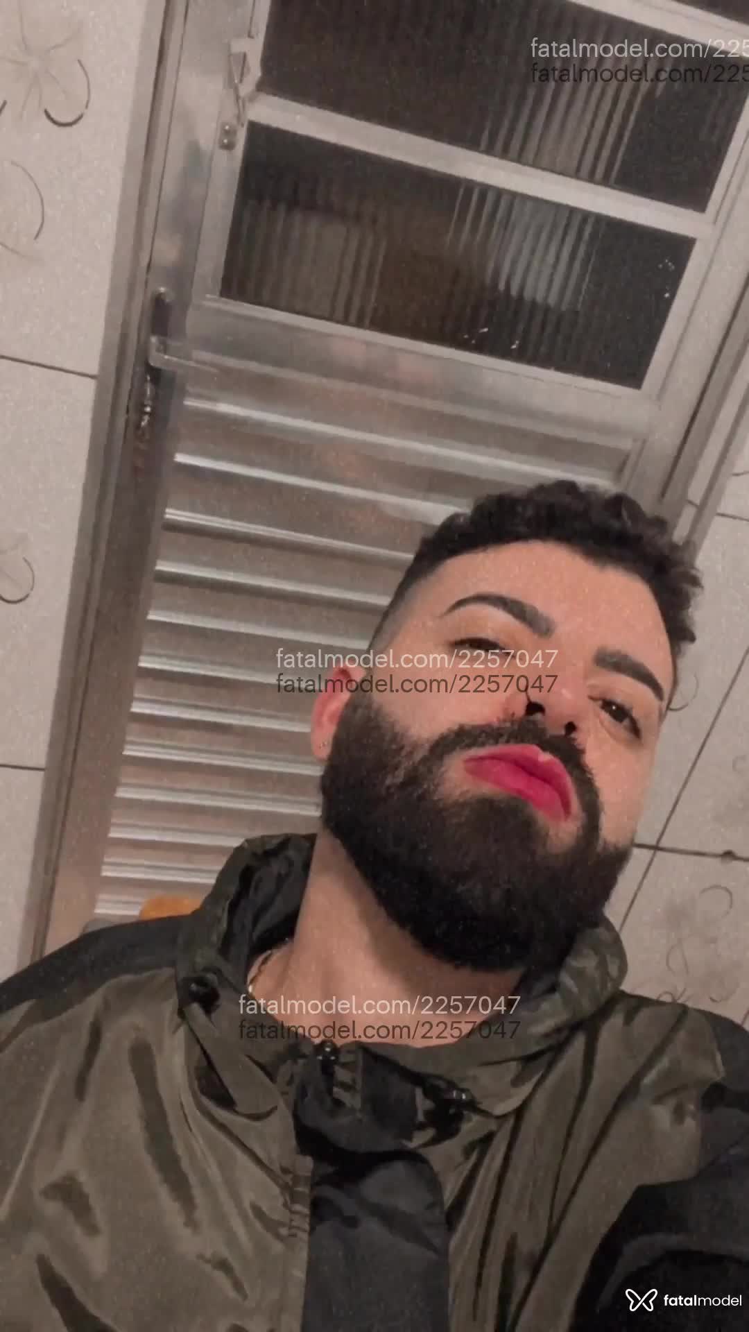 Acompanhante homem morena (o) de olhos pretos em Virtual Acompanhante homem morena (o) de olhos pretos em Virtual - Guimarães