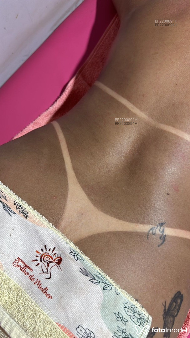 Acompanhante mulher com cabelo castanho de olhos castanhos em Canarana - Mel