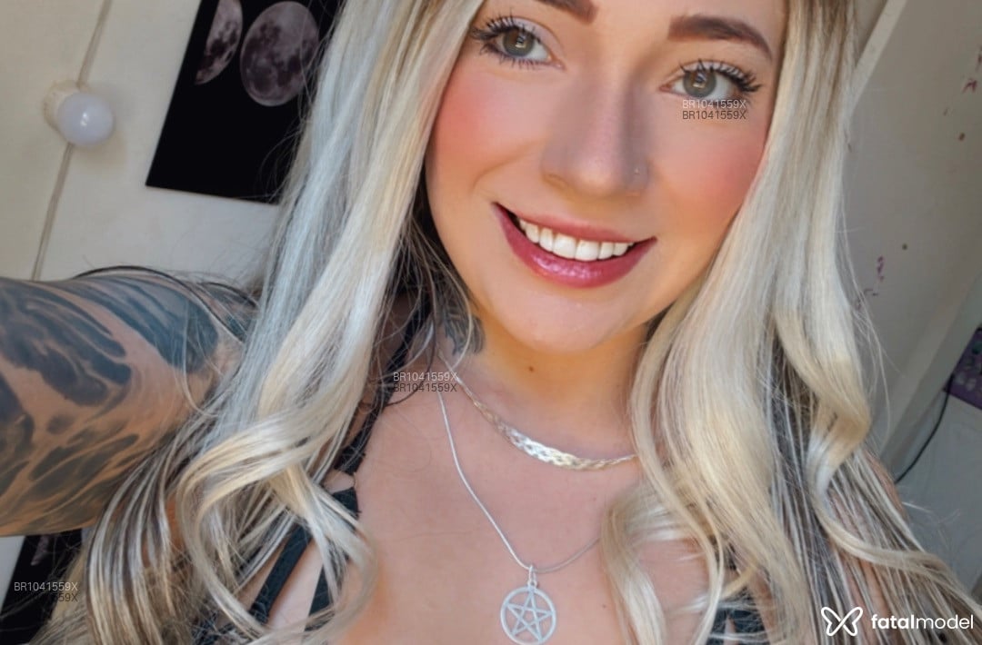 Acompanhante mulher loira (o) de olhos azuis - Sabrina Tattooed