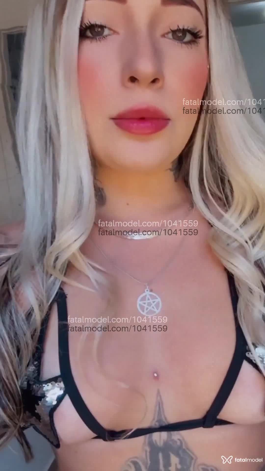 Acompanhante mulher loira (o) de olhos azuis - Sabrina Tattooed