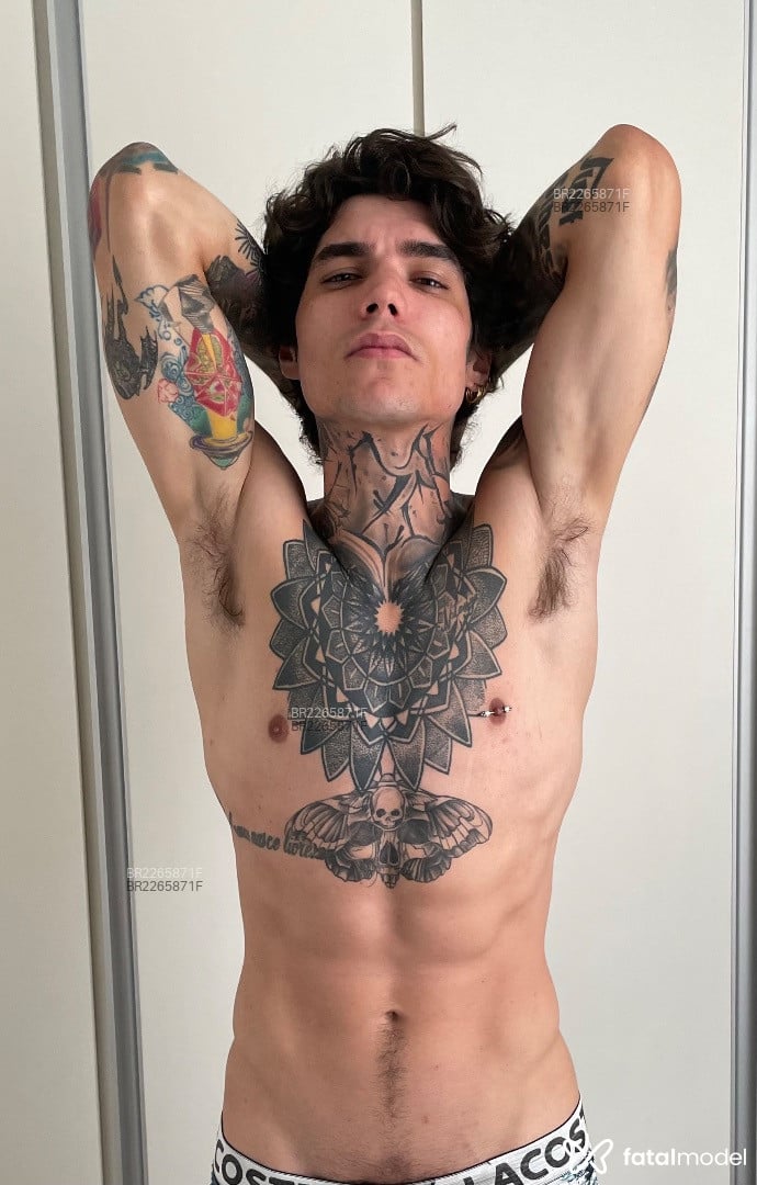 Acompanhante homem com cabelo castanho de olhos castanhos em São Paulo - Smoke Ink
