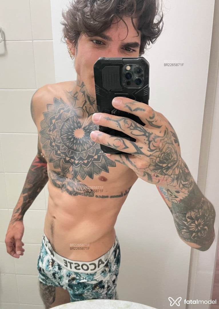 Acompanhante homem com cabelo castanho de olhos castanhos em São Paulo - Smoke Ink