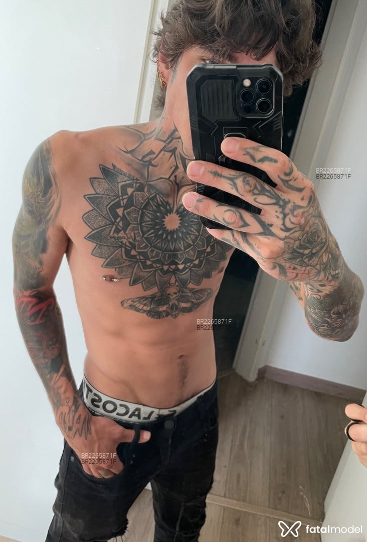 Acompanhante homem com cabelo castanho de olhos castanhos em São Paulo - Smoke Ink