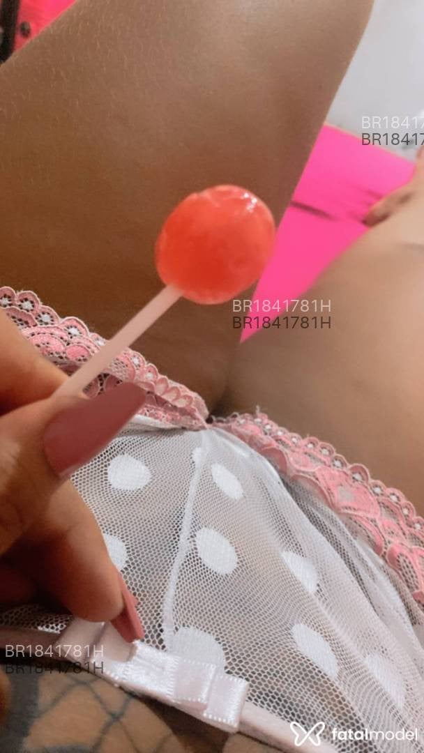 Acompanhante mulher com cabelo castanho de olhos pretos - Eduarda Acompanhante mulher com cabelo castanho de olhos pretos - Eduarda