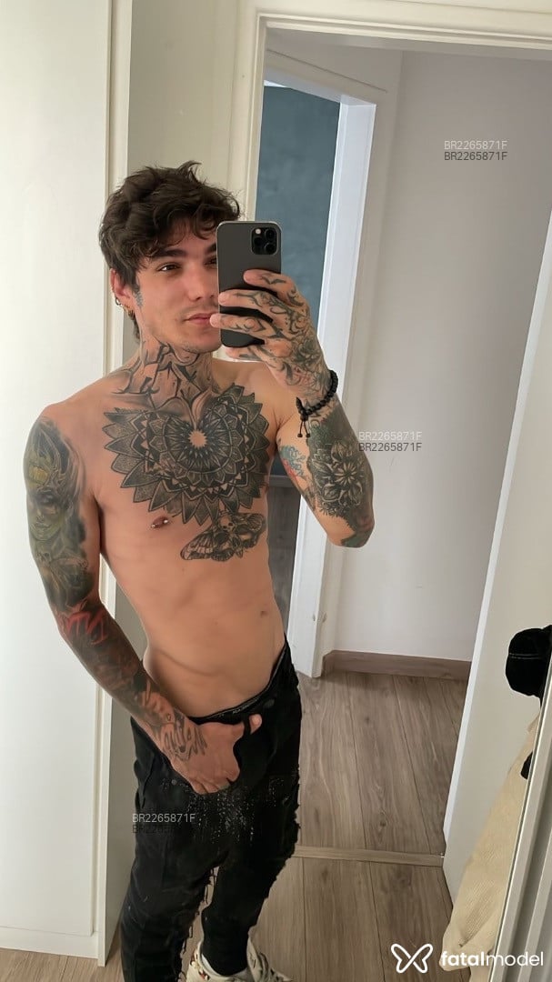 Acompanhante homem com cabelo castanho de olhos castanhos em São Paulo - Smoke Ink
