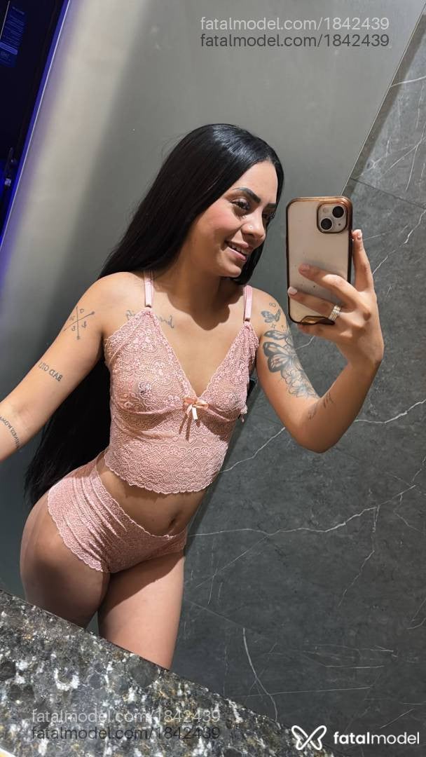 Acompanhante mulher morena (o) de olhos pretos - Sarah