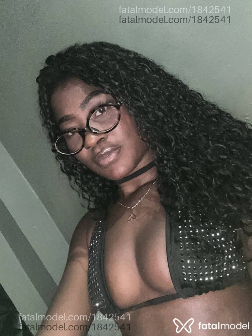 Acompanhante mulher morena (o) de olhos castanhos - Kemmile