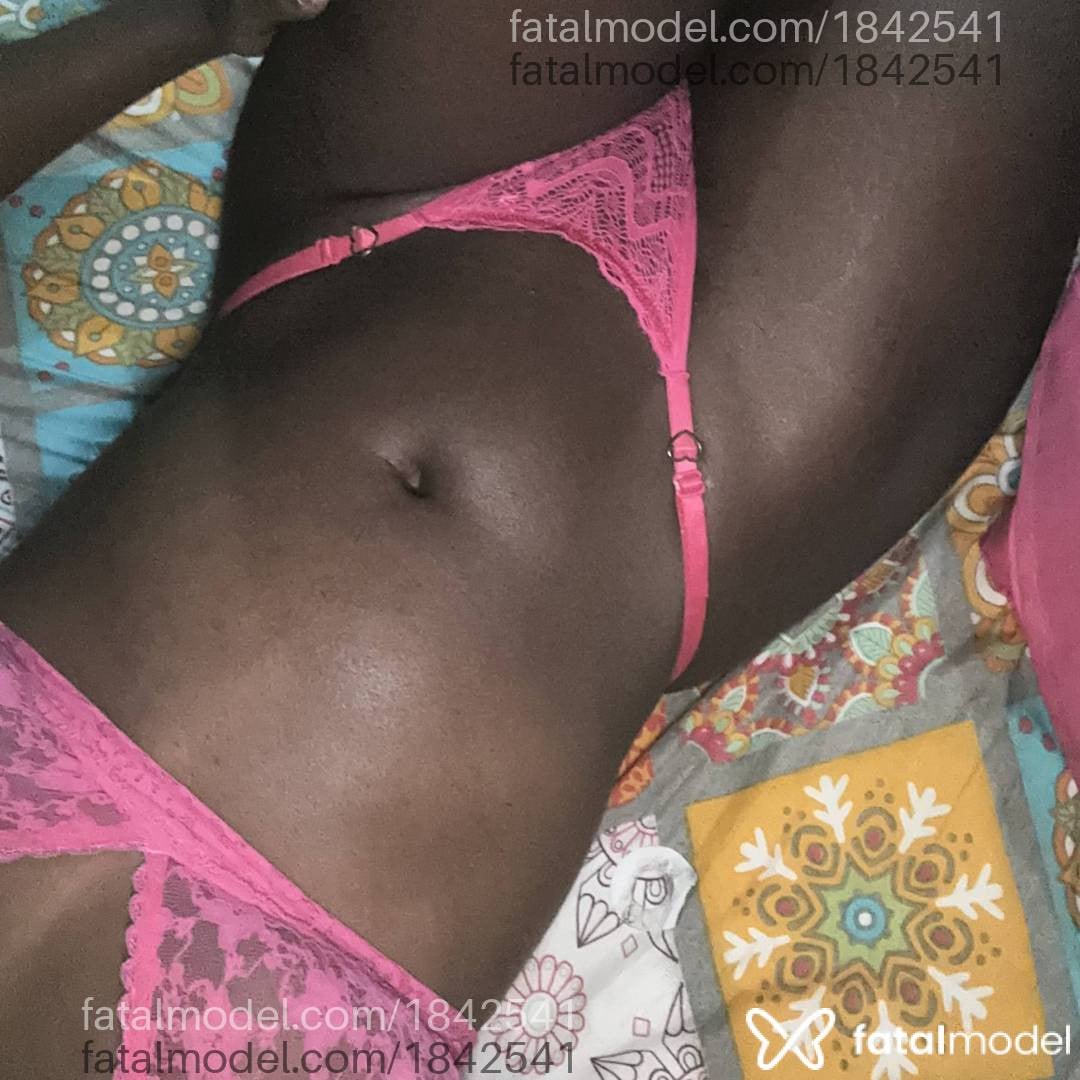 Acompanhante mulher morena (o) de olhos castanhos - Kemmile