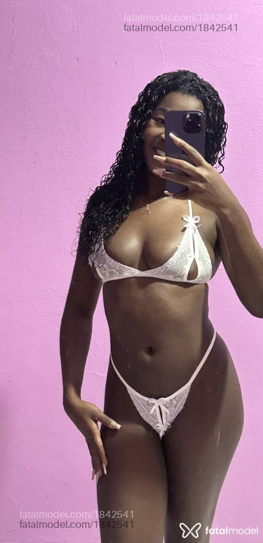 Acompanhante mulher morena (o) de olhos castanhos - Kemmile