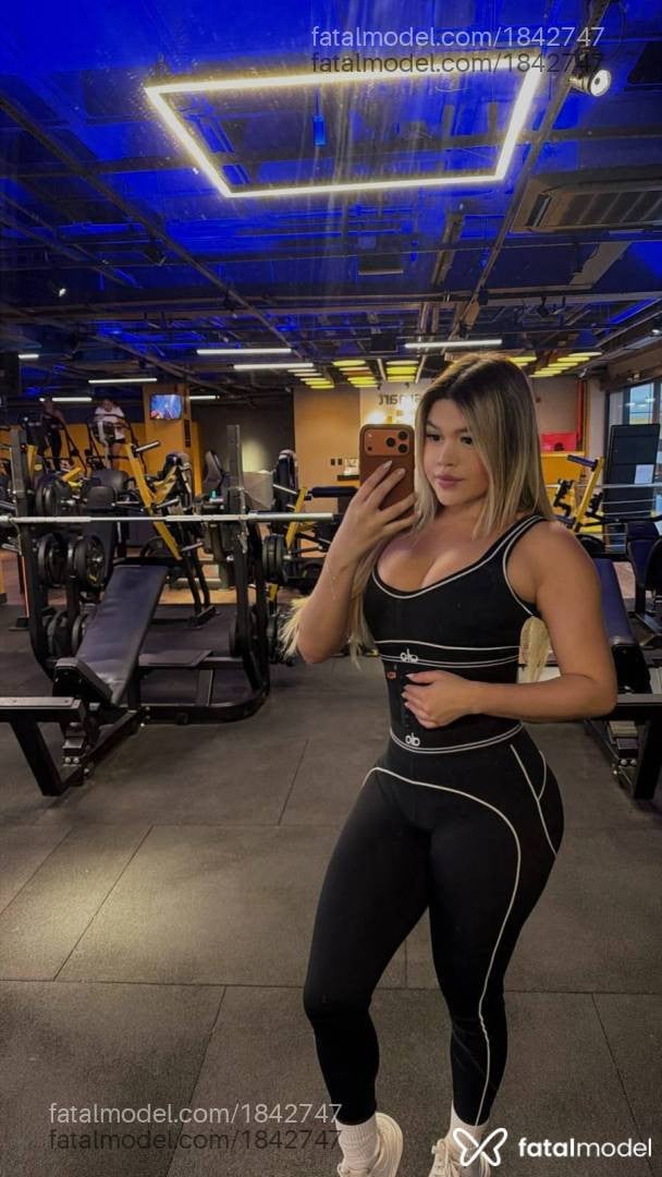 Acompanhante mulher loira (o) de olhos castanhos - Melyssa Santos