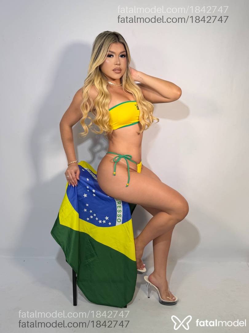 Acompanhante mulher loira (o) de olhos castanhos - Melyssa Santos