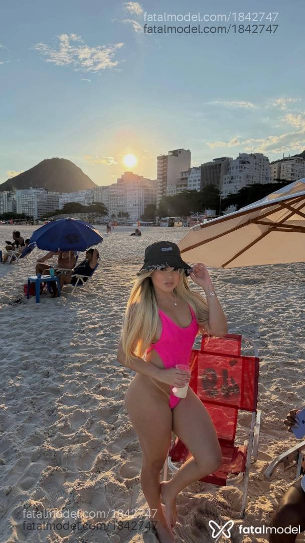 Acompanhante mulher loira (o) de olhos castanhos - Melyssa Santos