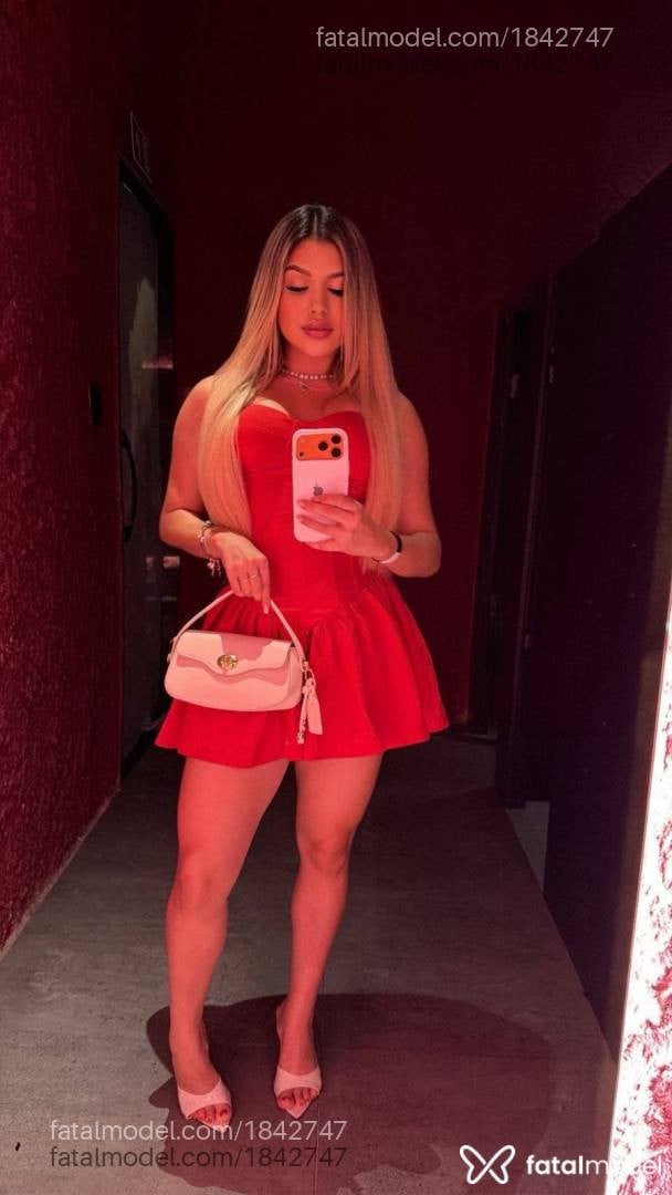 Acompanhante mulher loira (o) de olhos castanhos - Melyssa Santos