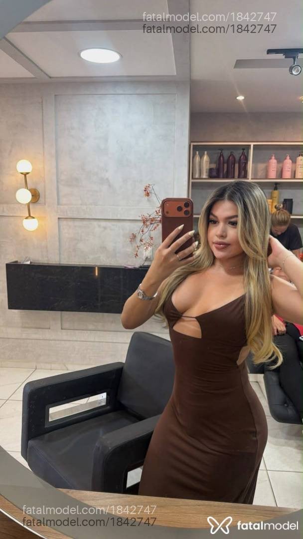 Acompanhante mulher loira (o) de olhos castanhos - Melyssa Santos