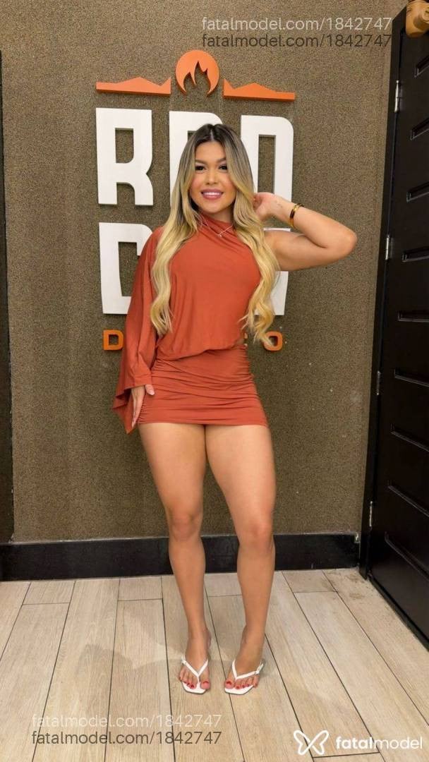 Acompanhante mulher loira (o) de olhos castanhos - Melyssa Santos