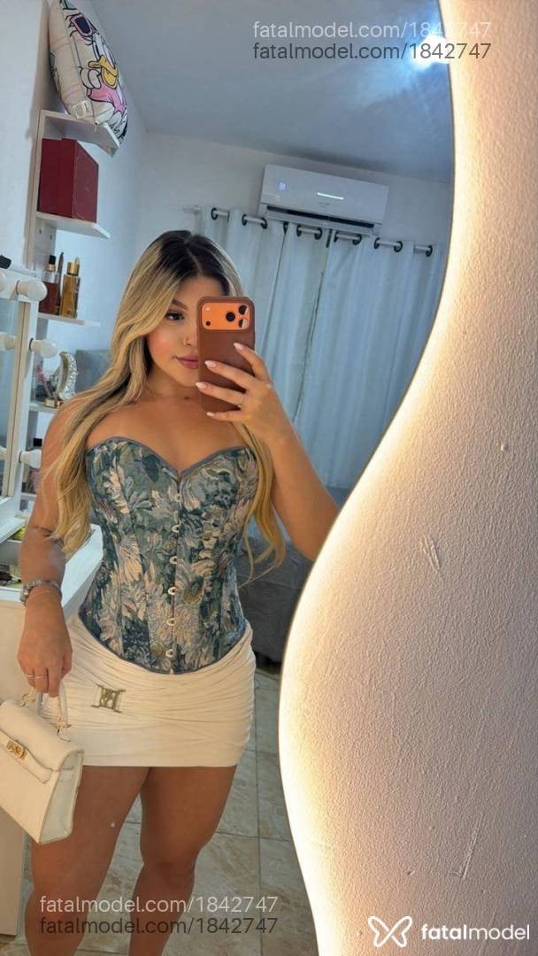 Acompanhante mulher loira (o) de olhos castanhos - Melyssa Santos