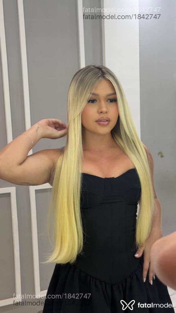 Acompanhante mulher loira (o) de olhos castanhos - Melyssa Santos