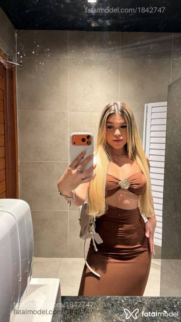 Acompanhante mulher loira (o) de olhos castanhos - Melyssa Santos