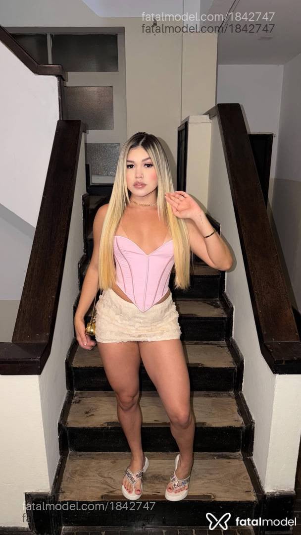 Acompanhante mulher loira (o) de olhos castanhos - Melyssa Santos