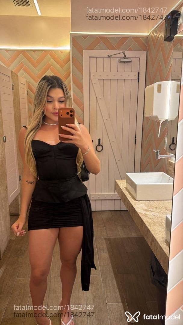 Acompanhante mulher loira (o) de olhos castanhos - Melyssa Santos