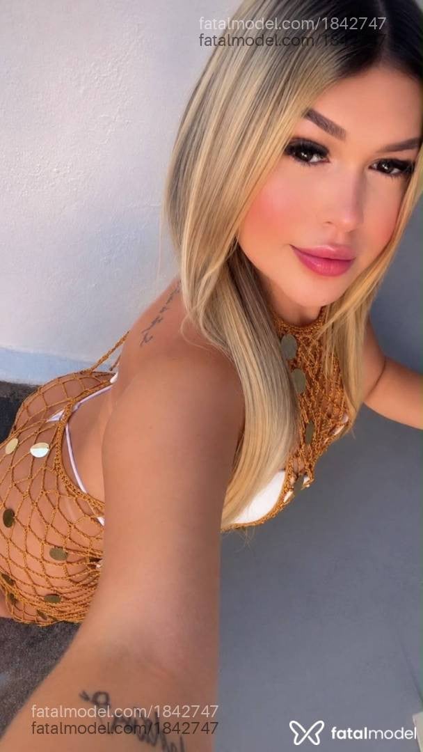 Acompanhante mulher loira (o) de olhos castanhos - Melyssa Santos