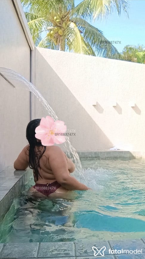 Acompanhante mulher com cabelo castanho de olhos castanhos - Laura Carvalho
