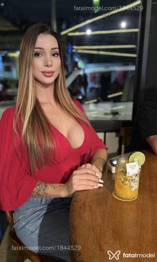 Acompanhante mulher trans loira (o) de olhos verdes - Mariana
