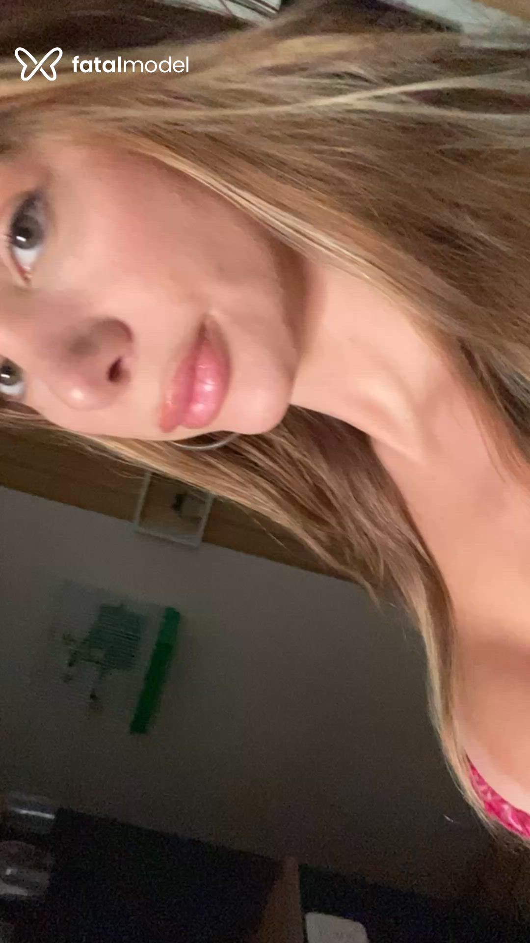 Acompanhante mulher trans loira (o) de olhos verdes - Mariana