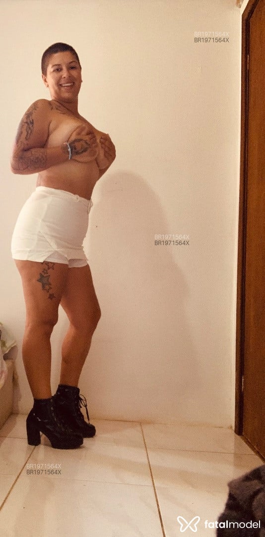 Acompanhante mulher com cabelo castanho de olhos castanhos em Curitiba - Carolina