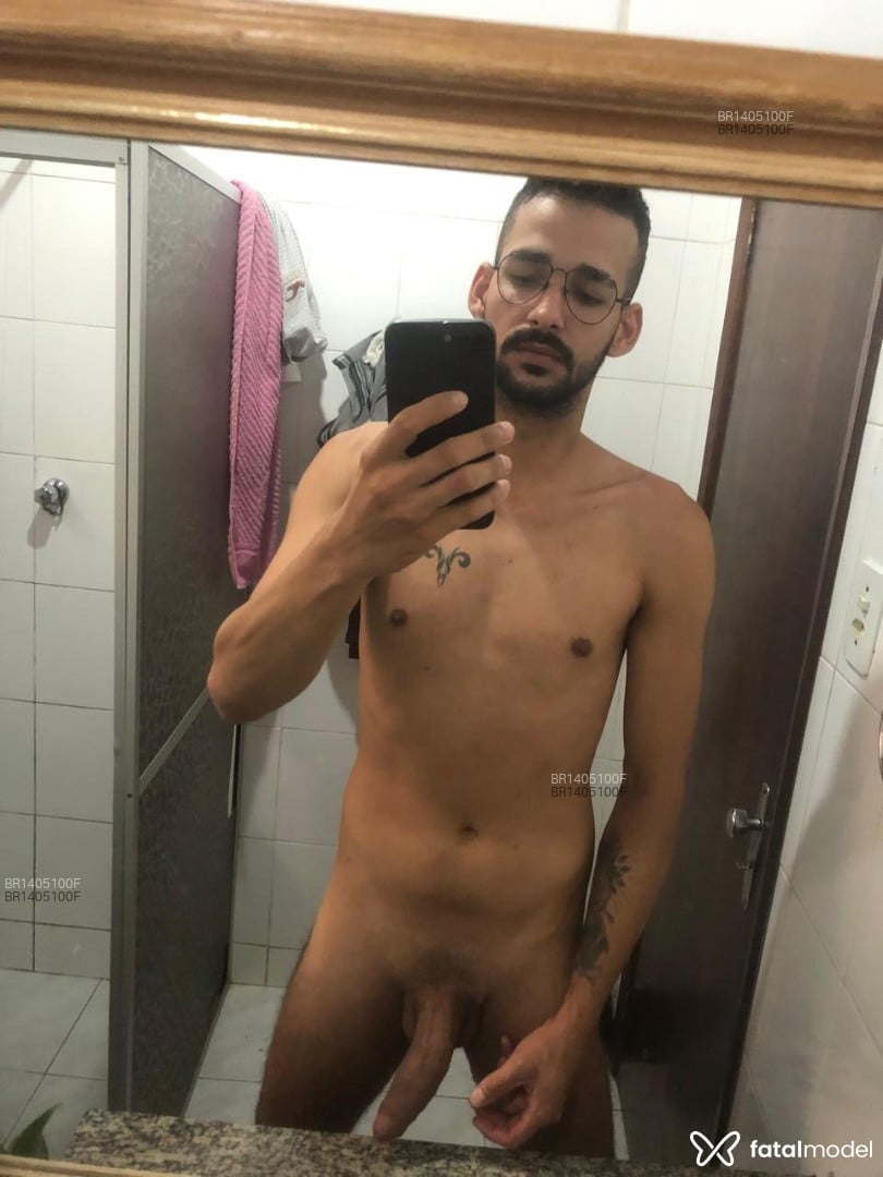 Acompanhante homem com cabelo castanho de olhos castanhos - Davi Alves Acompanhante homem com cabelo castanho de olhos castanhos - Davi Alves