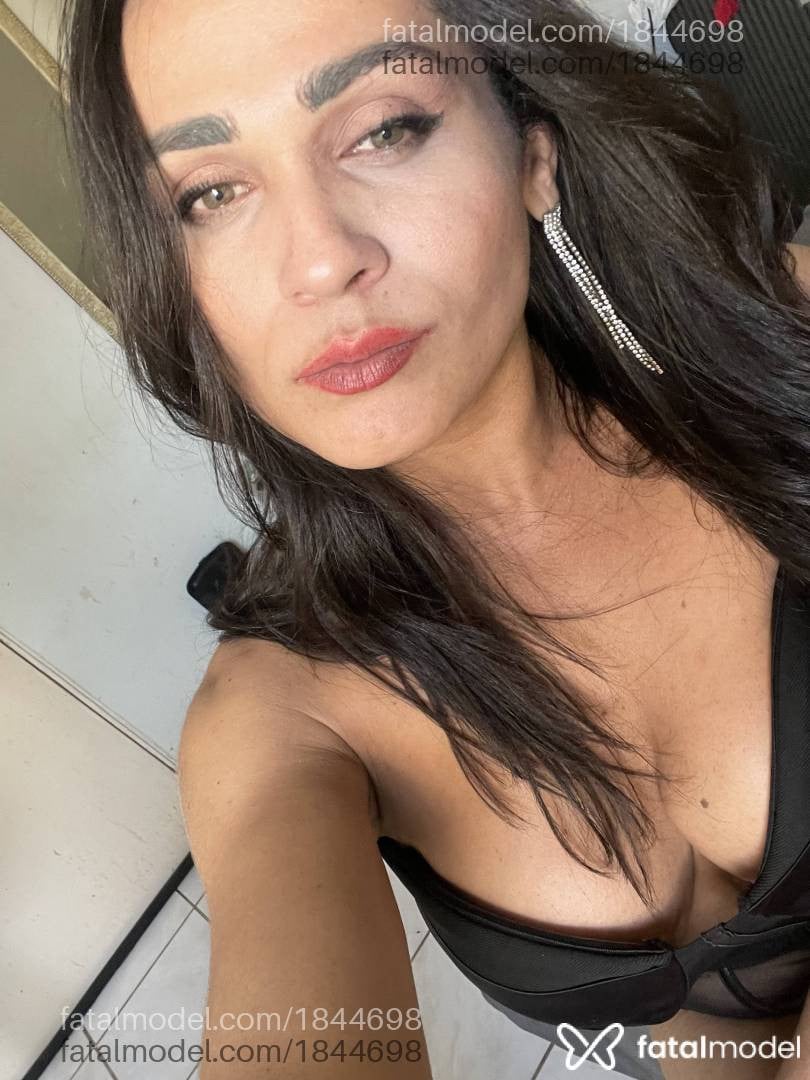 Acompanhante mulher trans com cabelo castanho de olhos verdes - Letícia Souza