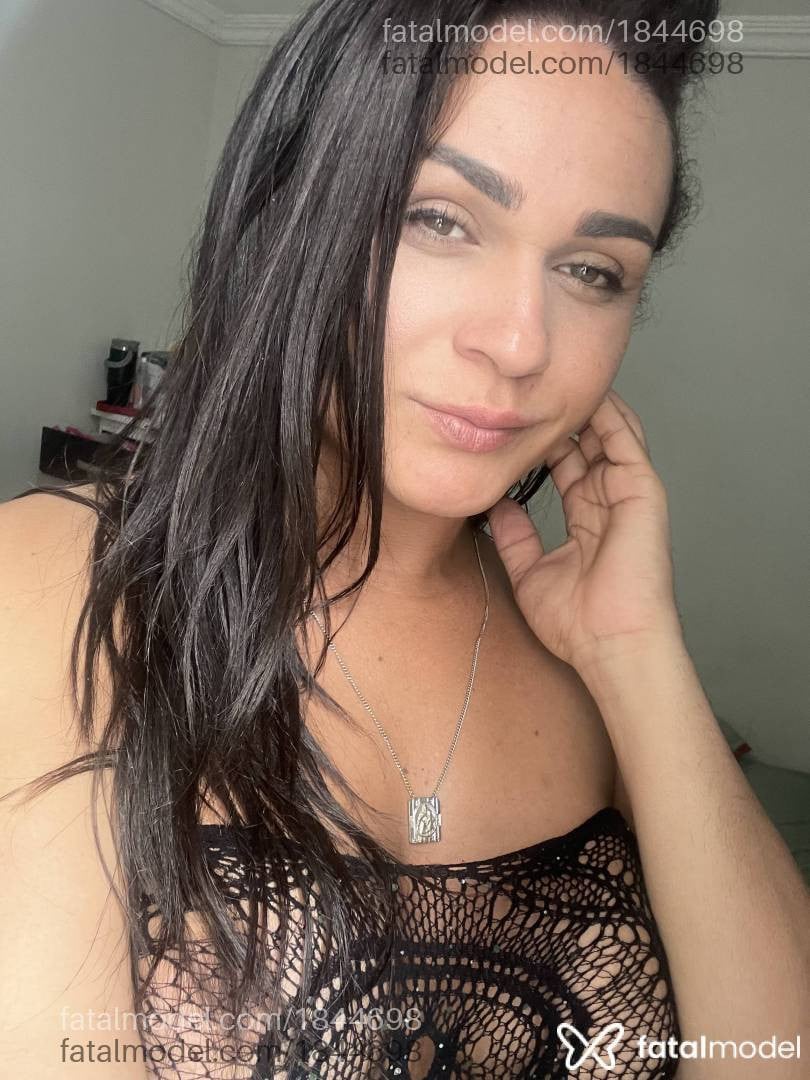 Acompanhante mulher trans com cabelo castanho de olhos verdes - Letícia Souza