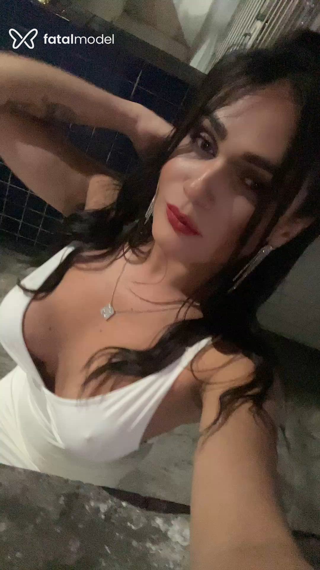 Acompanhante mulher trans com cabelo castanho de olhos verdes - Letícia Souza