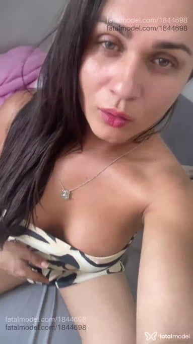 Acompanhante mulher trans com cabelo castanho de olhos verdes em Caruaru - Letícia Souza