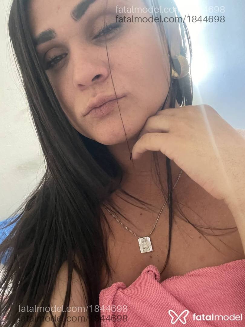 Acompanhante mulher trans com cabelo castanho de olhos verdes em Caruaru - Letícia Souza