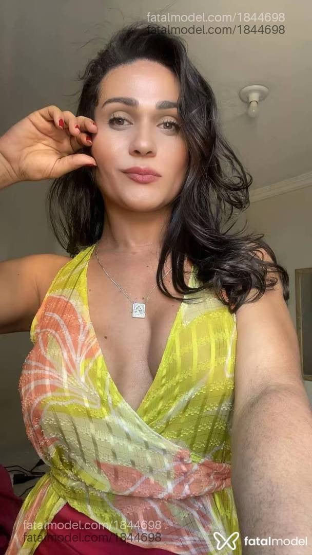 Acompanhante mulher trans com cabelo castanho de olhos verdes - Letícia Souza
