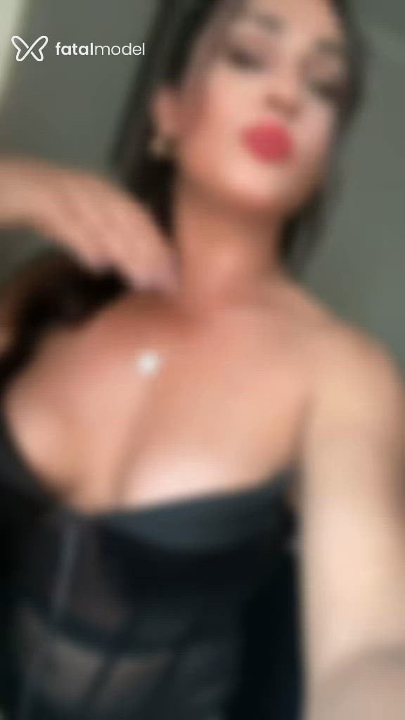 Acompanhante mulher trans com cabelo castanho de olhos verdes - Letícia Souza