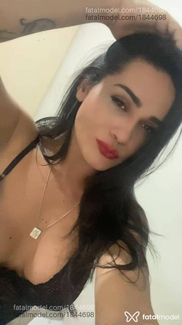 Acompanhante mulher trans com cabelo castanho de olhos verdes - Letícia Souza