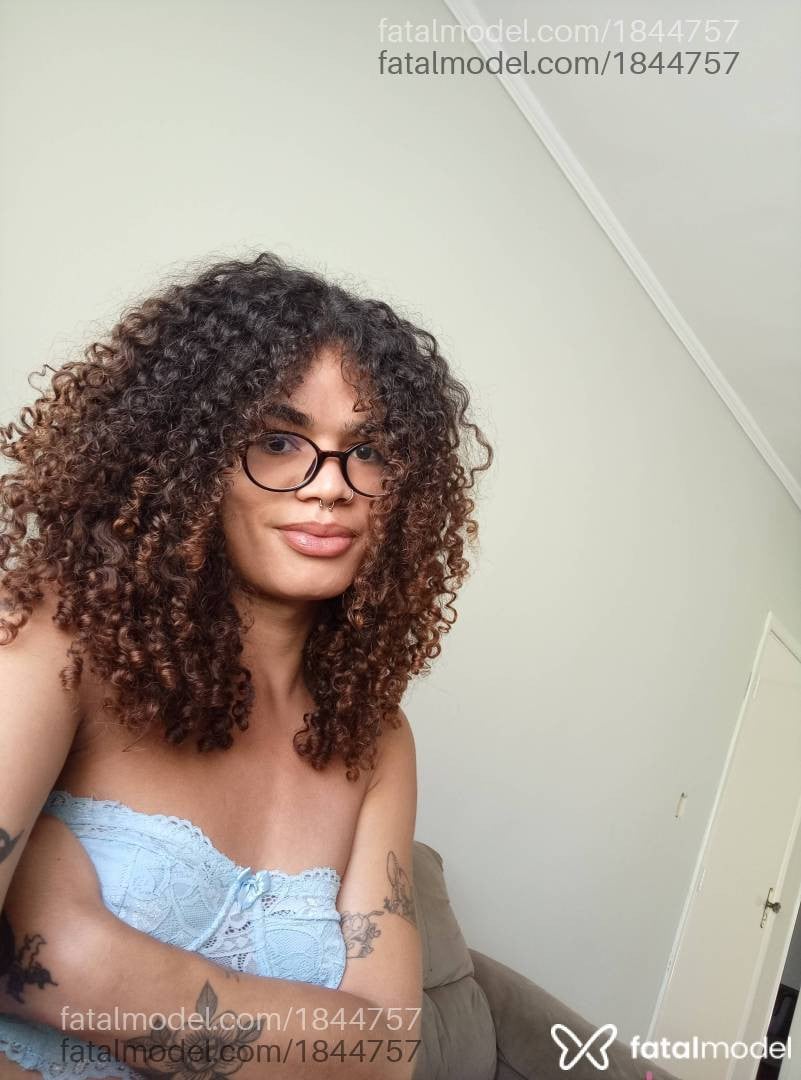 Acompanhante mulher trans com cabelo castanho de olhos castanhos - Alana Lima